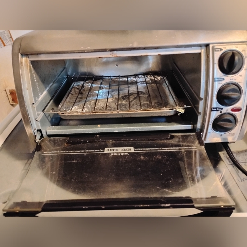 Black And Decker toaster Oven Four Slice,W  Bake  And Broil Options